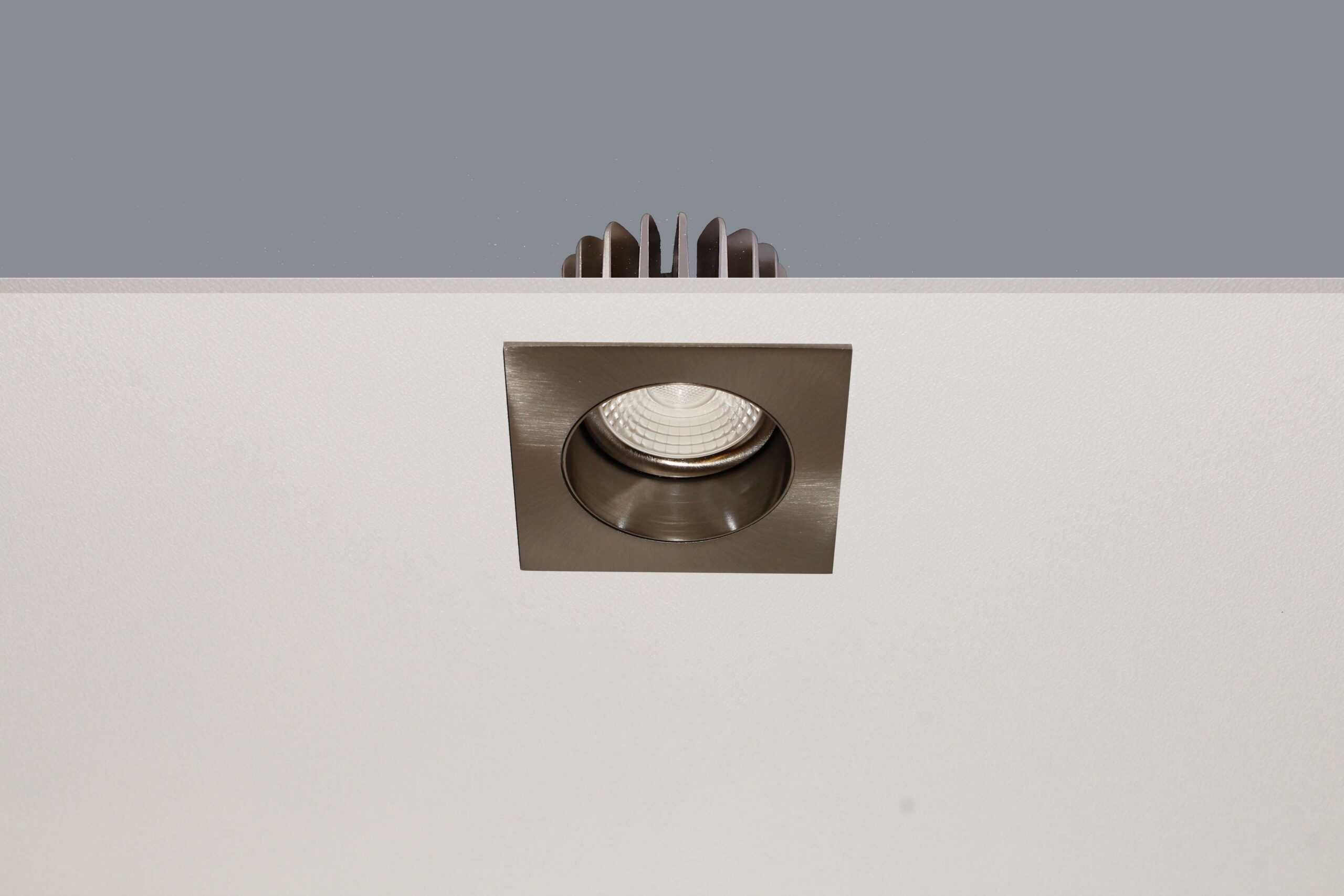 DL staal vierk verzonken dim vast 8W IP44 2700K 36? z.driver